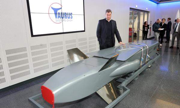 Markus Söder, bayerischer Ministerpräsident, mit einem Modell eines Taurus KEPD 350 Marschflugkörpers im Showroom des Rüstungsunternehmens MBDA. 