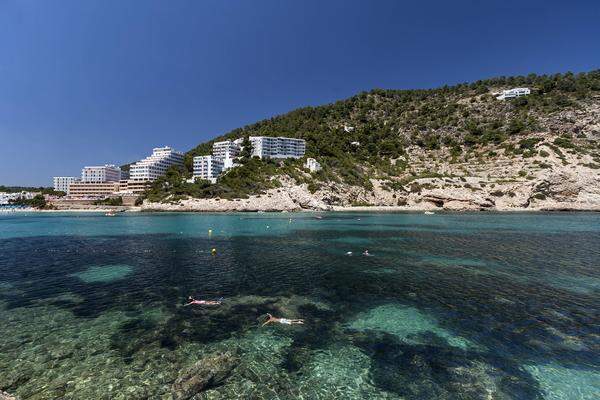 Ein teures Pflaster ist auch die Ferieninsel Ibiza. 5256,16 Euro zahlt man hier für eine Unterkunft für vier Personen und ein Auto.