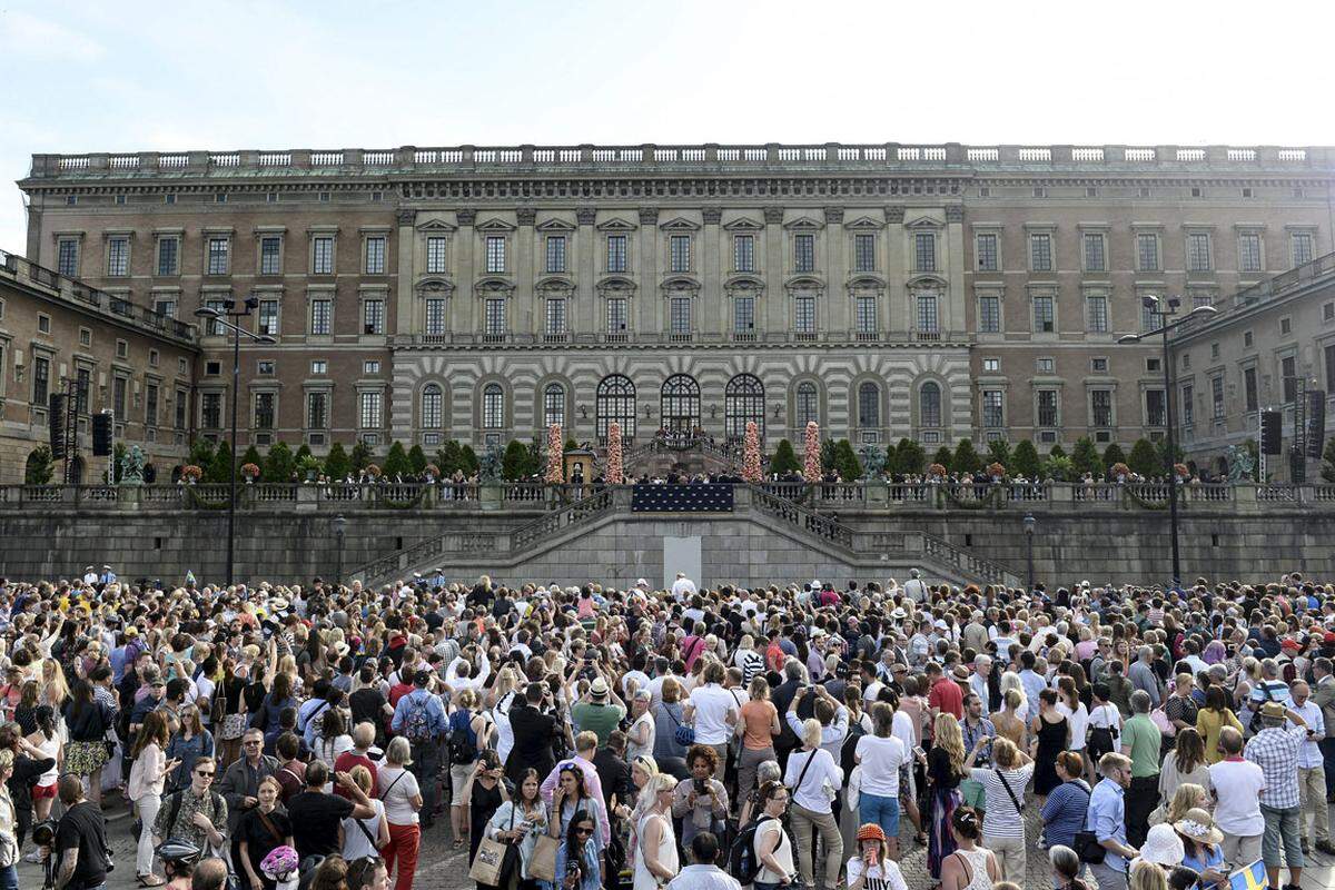 Der Kuss auf dem Balkon der Freitreppe vor dem Stockholmer Schloss fiel etwas holprig aus. Erst als die Fotografen auf der Tribüne gegenüber in Sprechchören "Küssen, Küssen..." einstimmten, ließ sich das Paar überreden.