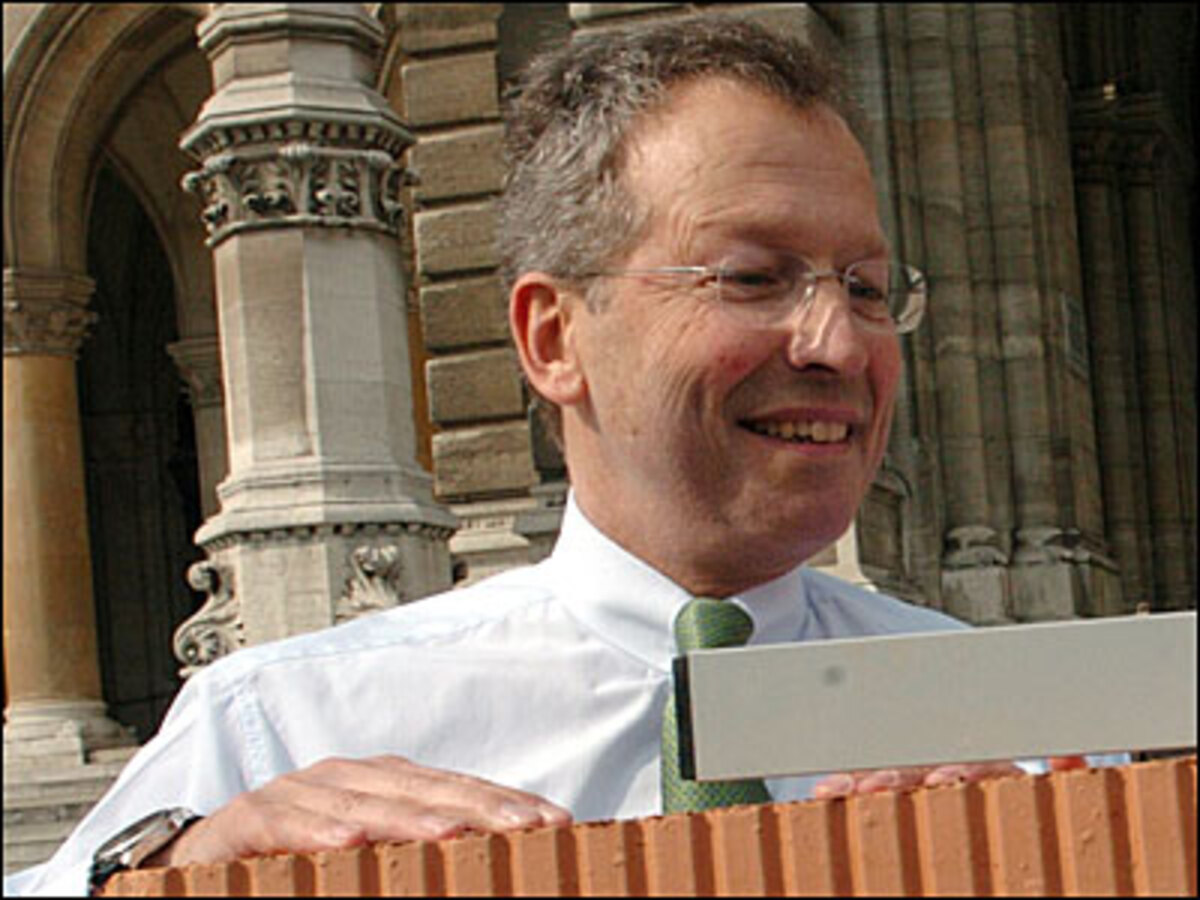 "Grasser ist eine neue, sonderbare Form der Ich-AG: Ich ist Karl-Heinz Grasser, AG steht für ,alles geht'." VP-Abgeordneter und Raiffeisen-Generalsekretär Ferdinand Maier ist offenbar kein Fan des Finanzministers.