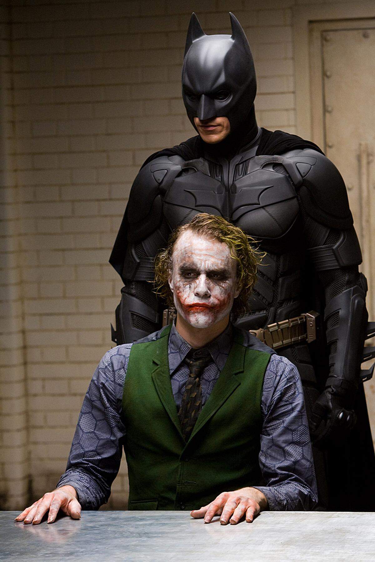 Gleichzeitig überschattete der tragische Tod von Heath Ledger, der den "Joker" mimte, das Filmprojekt. Doch nun zum dritten Teil - "The Dark Knight Rises":