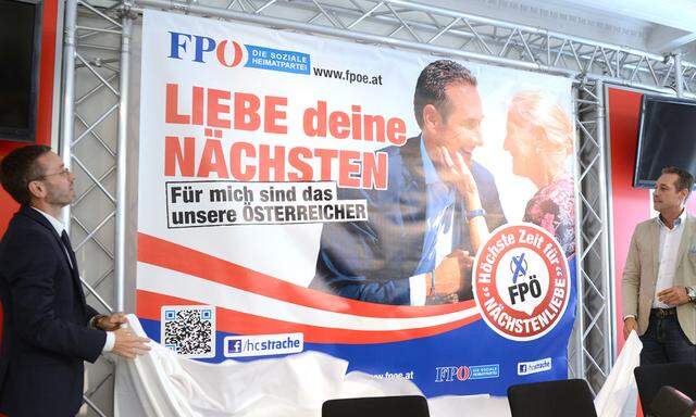 FPÖ-Chef Heinz-Christian Strache (r.) und Generalsekretär Herbert Kickl enthüllen das Plakat.