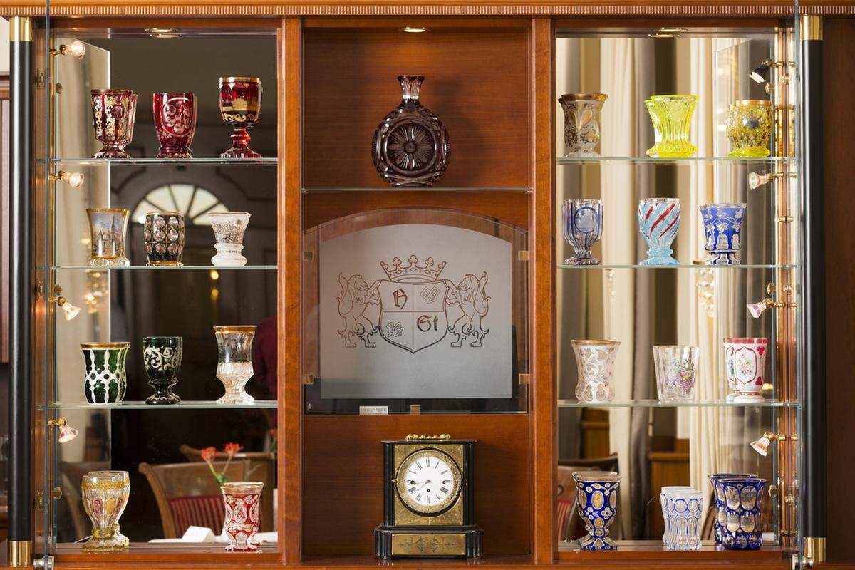 Ebenfalls im Hotel gezeigt wird eine Sammlung aus österreichisch-böhmischen Bechern, Gläsern und Pokalen aus dem 18. und 19. Jahrhundert.
