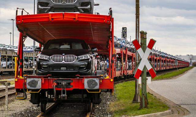 Tatsächlich treffen die aktuellen Lieferengpässe die deutschen Konzerne, allen voran die Autokonzerne, stärker als die heimische (Zuliefer)-Industrie. 