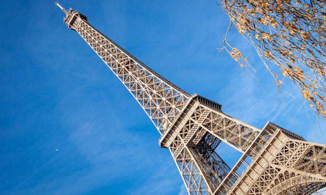 eiffelturm in paris wahrzeichen vor blauem himmel im fr�hling architektur aussicht