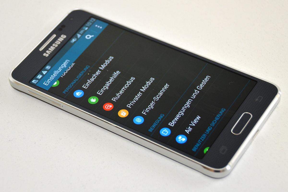 Technisch hat sich Samsung ebenfalls zurückgehalten. Neben dem starken Achtkern-Prozessor liegt die Ausstattung unter dem Niveau des aktuellen Galaxy S5 und deutlich unter dem neuen Galaxy Note 4. Da letztere Geräte vor allem in Alltag ohnehin übertrieben ausgestattet sind, macht sich die etwas schwächere Technik beim Galaxy Alpha nicht wirklich bemerkbar.