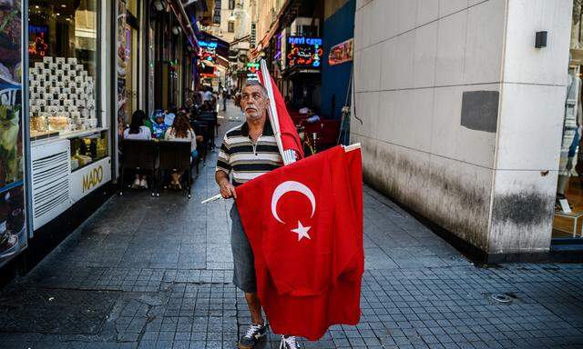 Erdoğans nationalistisch ausgerichtete Politik lässt das Geschäft mit Fahnen in Istanbul florieren. 