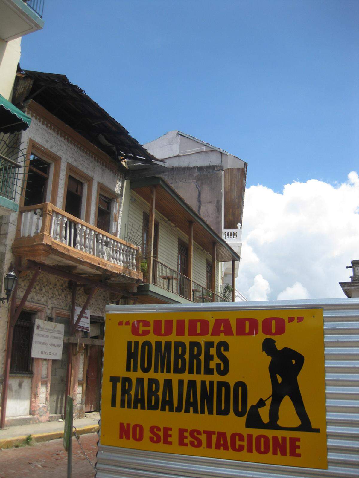 Casco Viejo, die Altstadt, das Kolonialviertel, das im 18. Jahrhundert erblühte: ein ziemlich verfallener Distrikt, sieht teilweise fast so schlimm (und romantisch) wie Habana aus. Aber von irgendwoher scheint plötzlich Geld zu kommen, es wird gebaut!