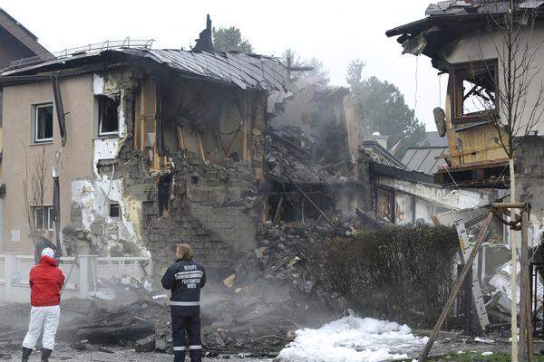 Ein Bild der Zerstörung bot sich am Sonntag in der Wulzendorfstraße in Wien Donaustadt bei jenem Haus, in dem es zu Silvester eine Explosion und einen anschließenden Brand gegeben hatte.