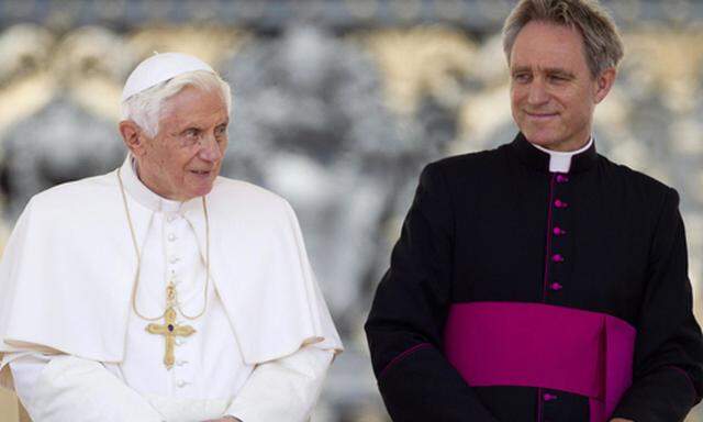 Papst Benedikt XVI. und sein Privatsekretär Georg Gänswein bei der Generalaudienz am Mittwoch in Rom.