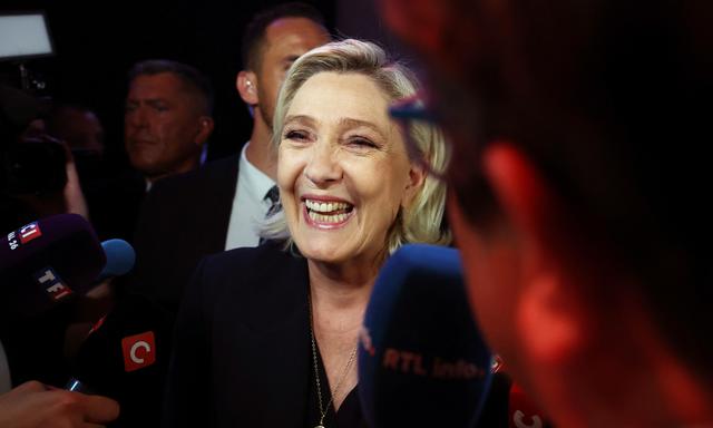 Grund zur Freude: Marine Le Pen liegt mir ihrem Rassemblement National (RN)  in der ersten Runde der Parlamentswahl vorn.