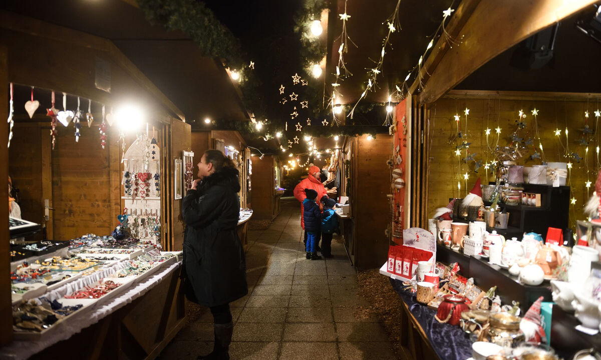 Stände mit Schmuck, Geschirr und anderen Geschenkartikeln.