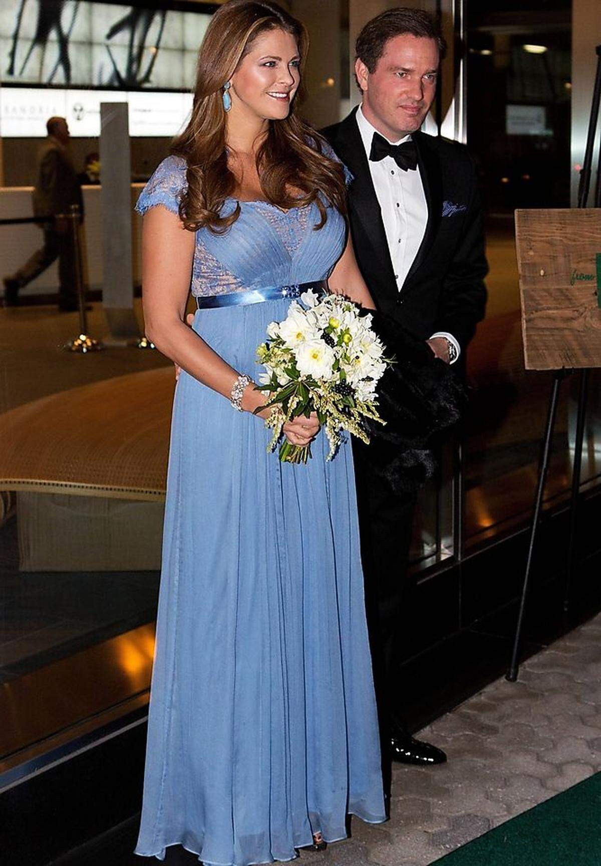 Bei einer Gala in New York 2013 erwartete Prinzessin Madeleine noch Töchterchen Leonore und erschien in einem Kleid von Tadashi Shoji.