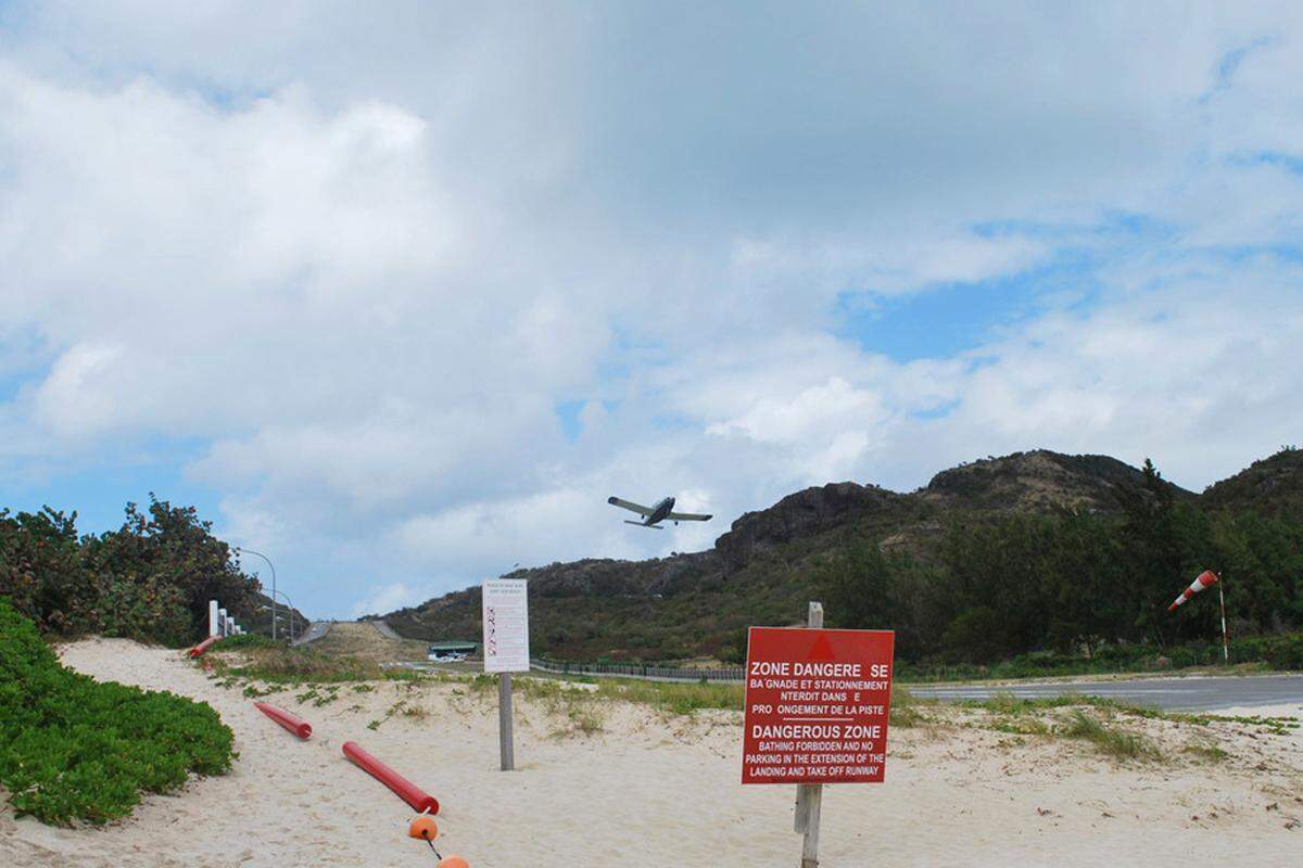Der kleine Flughafen liegt direkt am karibischen Strand von St. Barth hinter einer Hügelkette. Die Piste ist nur 640 Meter lang, weshalb vor allem der Start extrem gut kalkuliert werden muss. So kann es auch sein, dass das Gepäck aus Gewichtsgründen später nachkommt.
