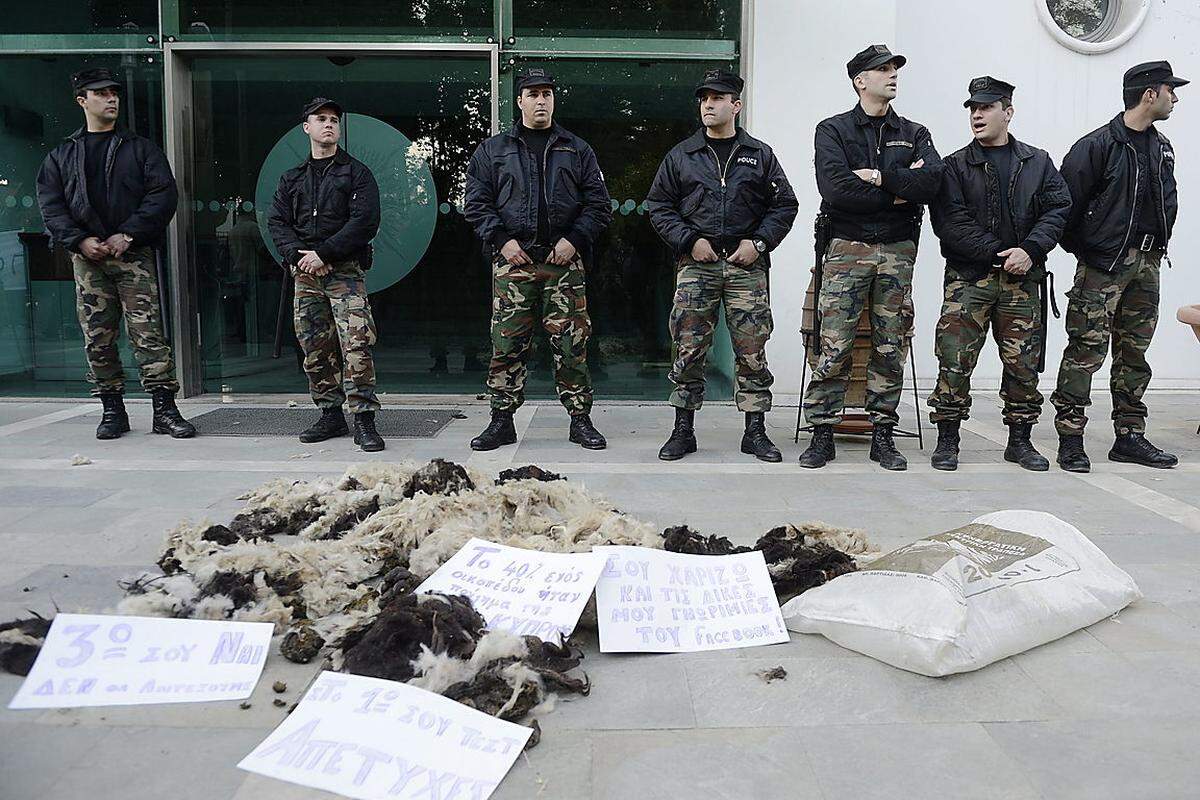 Einige Demonstranten warfen Schafswolle vor dem Eingang des Parlamentes um damit symbolisch gegen den Schnitt ihrer Geldeinlagen zu protestieren.