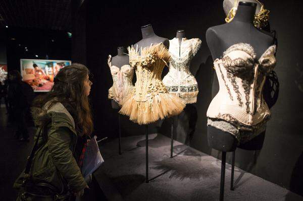 Die Ausstellung ist schrill und bunt. Gezeigt werden Gaultiers bekannte Männerröcke, seine charakteristischen Matrosenpullis, seine Korsettkleider und spitzen Büstenhalter, mit denen US-Popstar Madonna ihr Publikum gerne anheizte.
