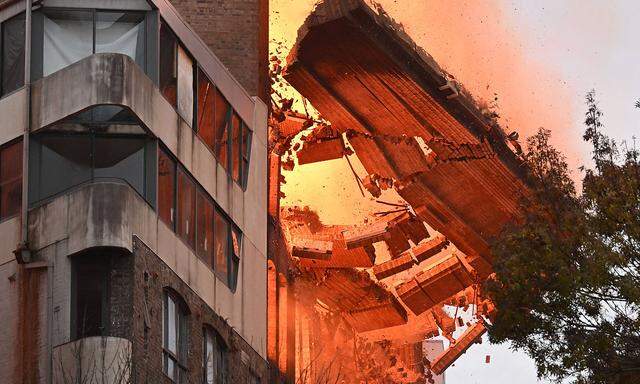 Eine Wand des Gebäudes stürzt bei dem Gebäudebrand im Central Business District von Sydney ein.
