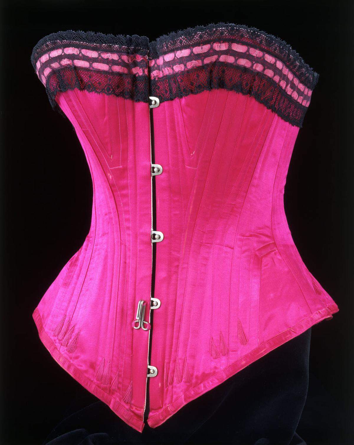 "Undressed: A Brief History of Underwear" wird mehr als 200 Exponate von Männern und Frauen zeigen und dabei sowohl auf Innovationen und Luxus als auch auf historische Meilenstein eingehen. Silk satin, lace and whalebone corset.