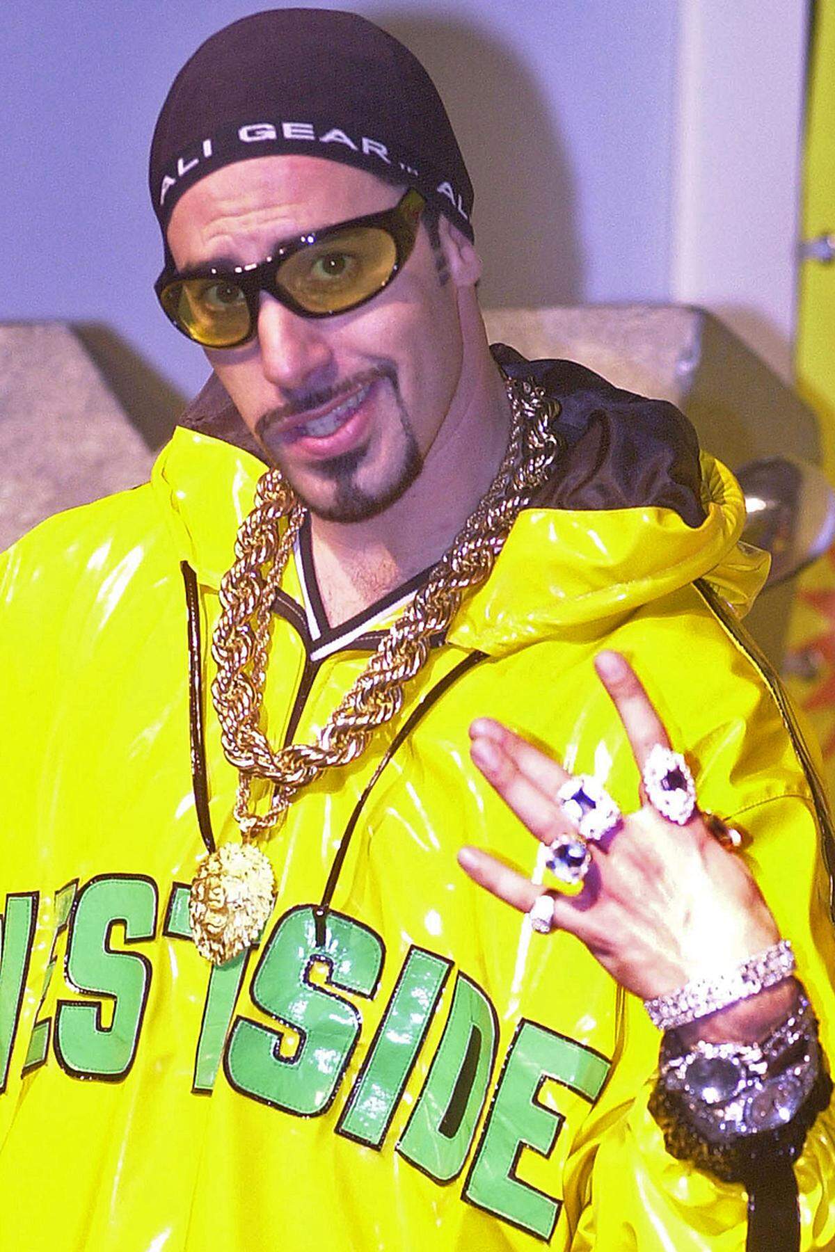 ... Ali G. Mit der 1996 erstmals in Erscheinung tretenden Kunstfigur karikierte Cohen einen gefährlichen Gangster-Rapper aus dem Londoner Vorort Staines. Ein Widerspruch in sich: Denn die Stadt hat seit jeher einen spießigen, kleinbürgerlichen Ruf.