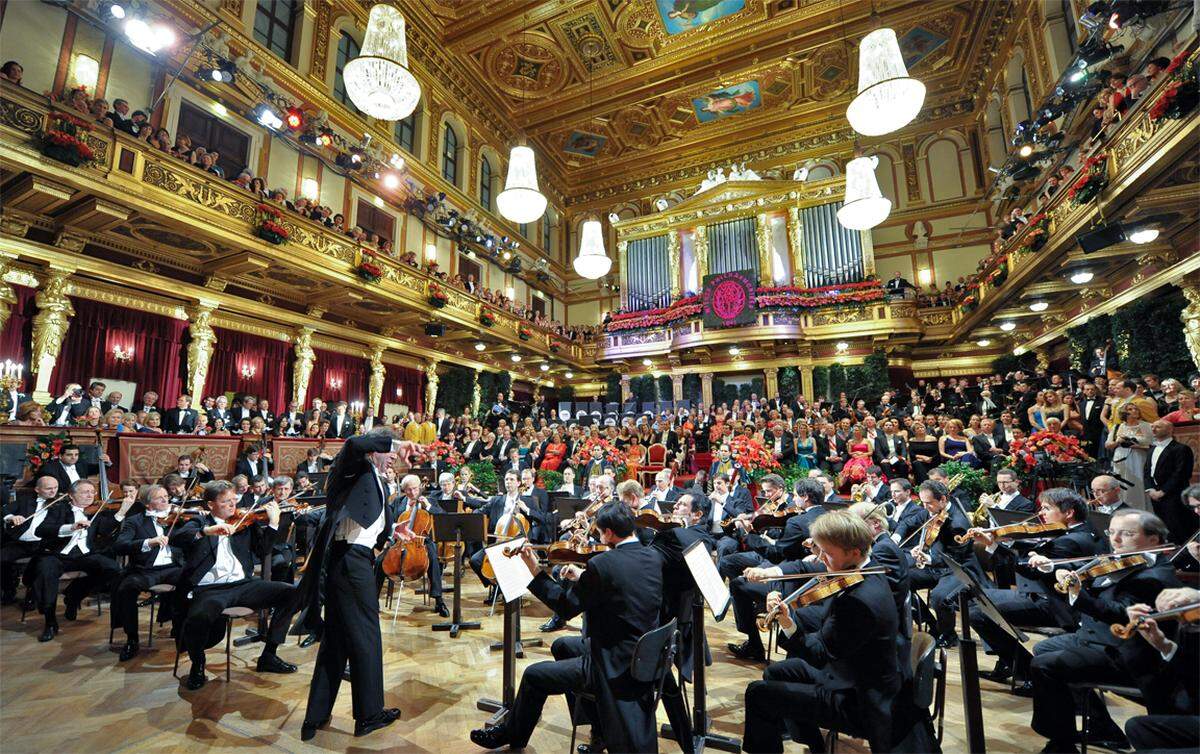 Die Eröffnung des Opernball 2011 beginnt mit einer Premiere. Zum ersten Mal werden die Wiener Philharmoniker die Zeremonie begleiten. "Das ist vielleicht eine schöne Tradition, die wir beginnen", prognostiziert Operndirektor Dominique Meyer.