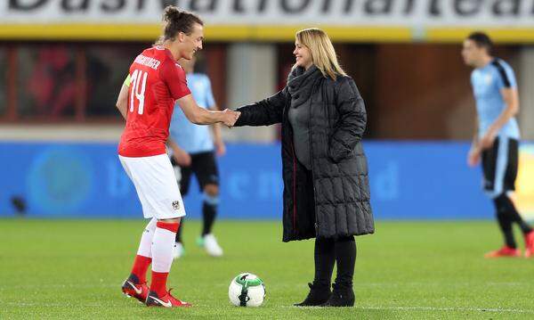 Christina Happel, Enkelin von Ernst Happel, nahm den Ehrenanstoß vor. Julian Baumgartlinger dankte