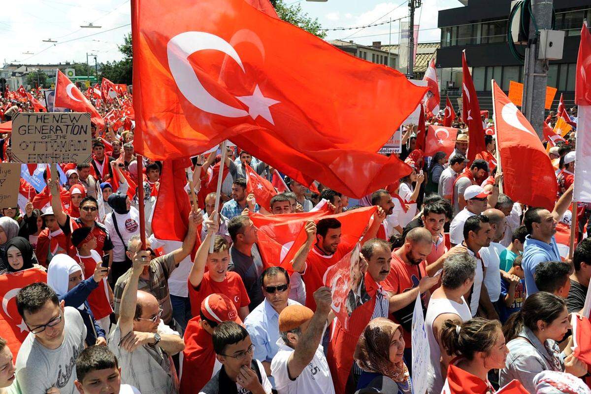 Die Teilnehmer kritisierten die Medienberichterstattung über die Demonstrationen in der Türkei. „Nachrichtensender wie BBC und CNN bringen falsche Nachrichten“, sagte die 25-jährige Esra. Es sei falsch, die türkische Polizei als Kriminelle und die Regierung als Diktatur darzustellen. Die Polizei habe nur auf die Steinwürfe der Demonstranten im Gezi-Park reagiert.