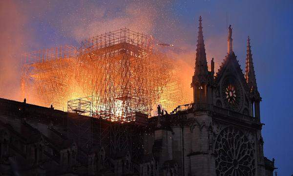 Die 400 Feuerwehr-Leute versuchten neben dem Löschen der Flammen auch, Kunstschätze aus der Kirche zu retten.