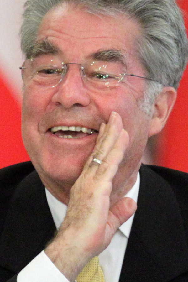 Wie im Fall des Bundeskanzlers würde auch ein Vergleich von Heinz Fischers Gehalt mit dem seiner Amtskollegen mehr Verwirrung als Klarheit stiften. Die Österreicher entlohnen ihren Präsidenten jedenfalls mit einem Bruttogehalt von 319.900 Euro.