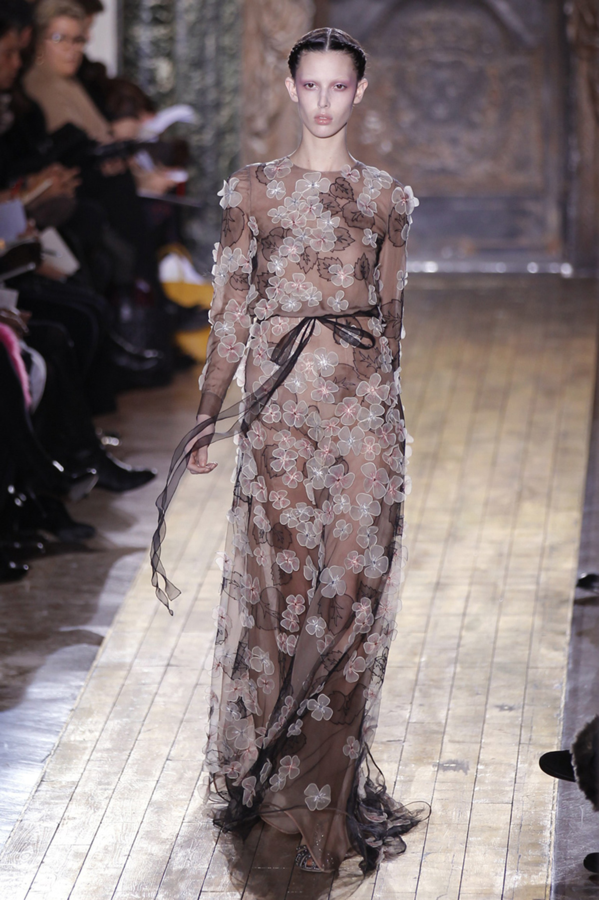 Maria Grazia Chiuri und Pier Paolo Piccioli veranstalteten ein Elfen Defilee für Valentino. Tranparenz umspielte die Mädchen, als hätte das delikate Zwirngeflecht gar nicht den Anspruch, den Körper bedecken zu wollen.