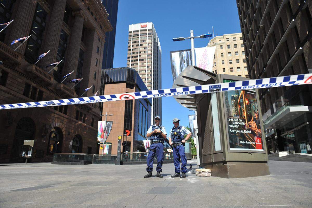 So fing alles an. Montagmorgen in Sydney Downtown. Kurz vor 10 Uhr Ortszeit (Mitternacht österreichischer Zeit) stürmt Harun Monis das "Lindt Chocolate Café" am Martin Place im Zentrum von Sydney.