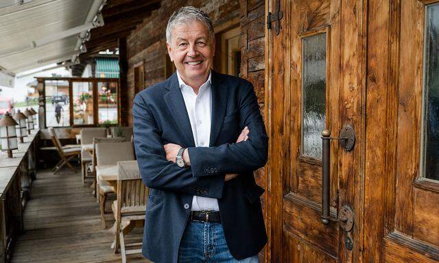 Gerhard Zeiler vor der Postalm in Alpbach. 