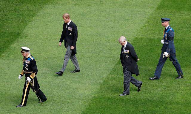 Prince Harry und Andrew trugen zum Begräbnis der Queen schon keine Uniformen mehr.