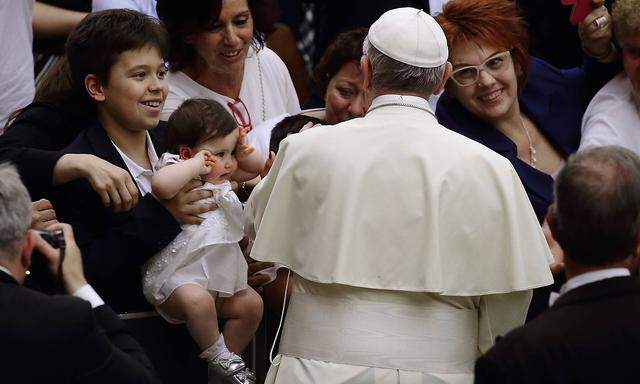 Papst Franziskus (Archivbild) sprach sich dagegen aus, homosexuelle Menschen zu verurteilen, er gesteht ihnen aber nicht zu Familie zu sein.