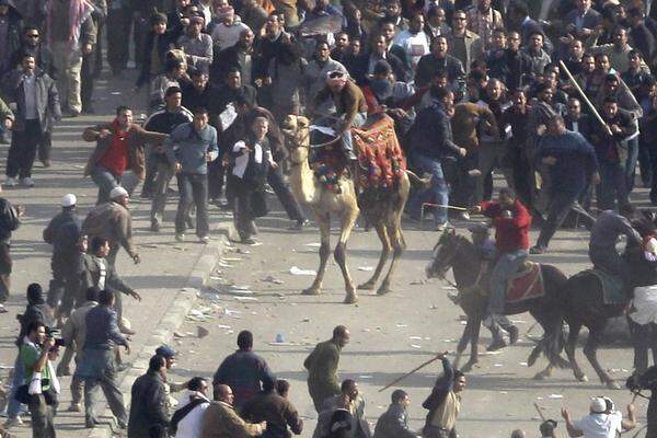 In Kairo eskaliert die Gewalt. Anhänger und Gegner Mubaraks liefern sich Straßenschlachten. Mehrere Menschen werden getötet.