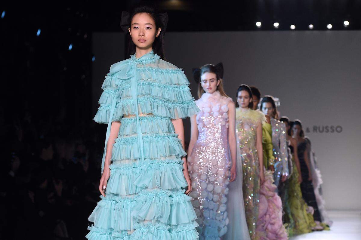 Die  Pariser Haute-Couture-Schauen lockten in den vergangenen Tagen Modebegeisterte aus aller Welt in die französische Hauptstadt. Hier werden Modelle von Ralph &amp; Russo präsentiert.      