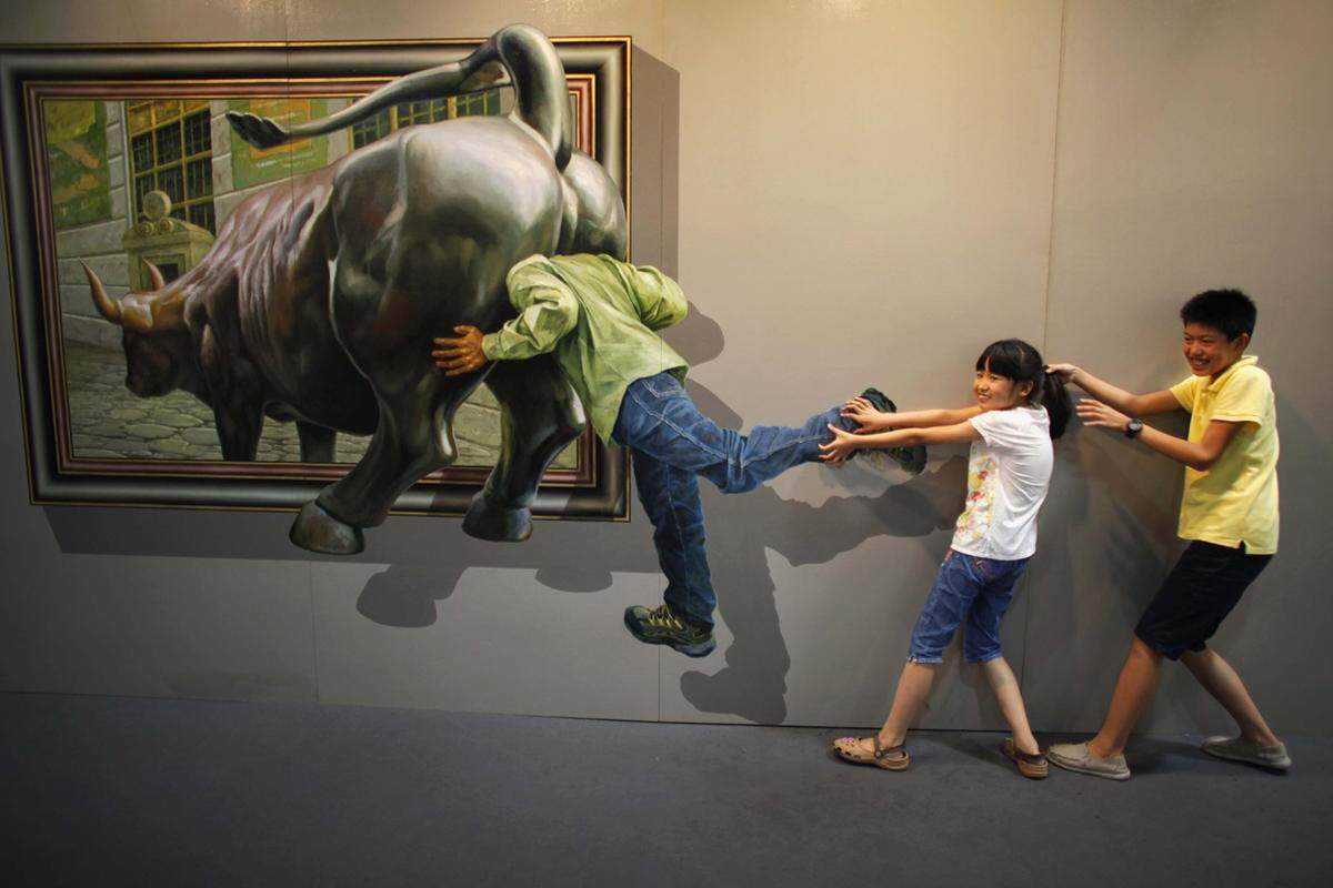 ... "retten" Menschen aus Stieren. Klickebn Sie weiter: Bilder von der "Magic Art Special Exhibition" in Hangzhou.