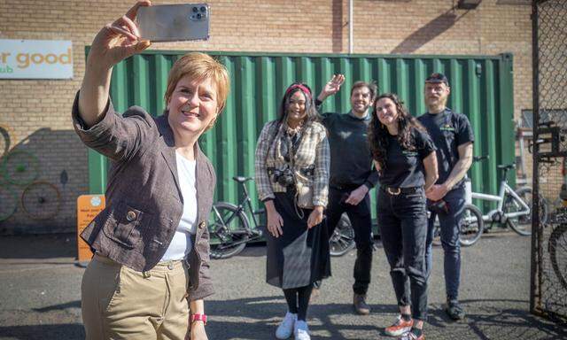 Regierungschefin Nicola Sturgeon macht Selfies im Wahlkampf.