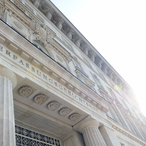 Den Anlass für den Vorstoß des Gerichts bot ausgerechnet ein Mehrfach-Vergewaltiger, der – auch wegen Körperverletzungen und gefährlicher Drohungen – zu acht Jahren Haft verurteilt worden war.