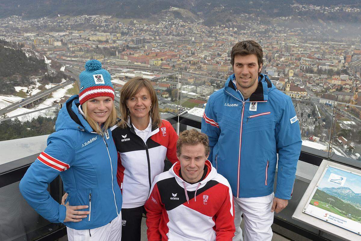 Das ÖOC-Team fährt mit Wintersportkleidung im blau-weißen Design nach Russland. Das Trainingsgewand ist in rot-weiß-schwarz gehalten.