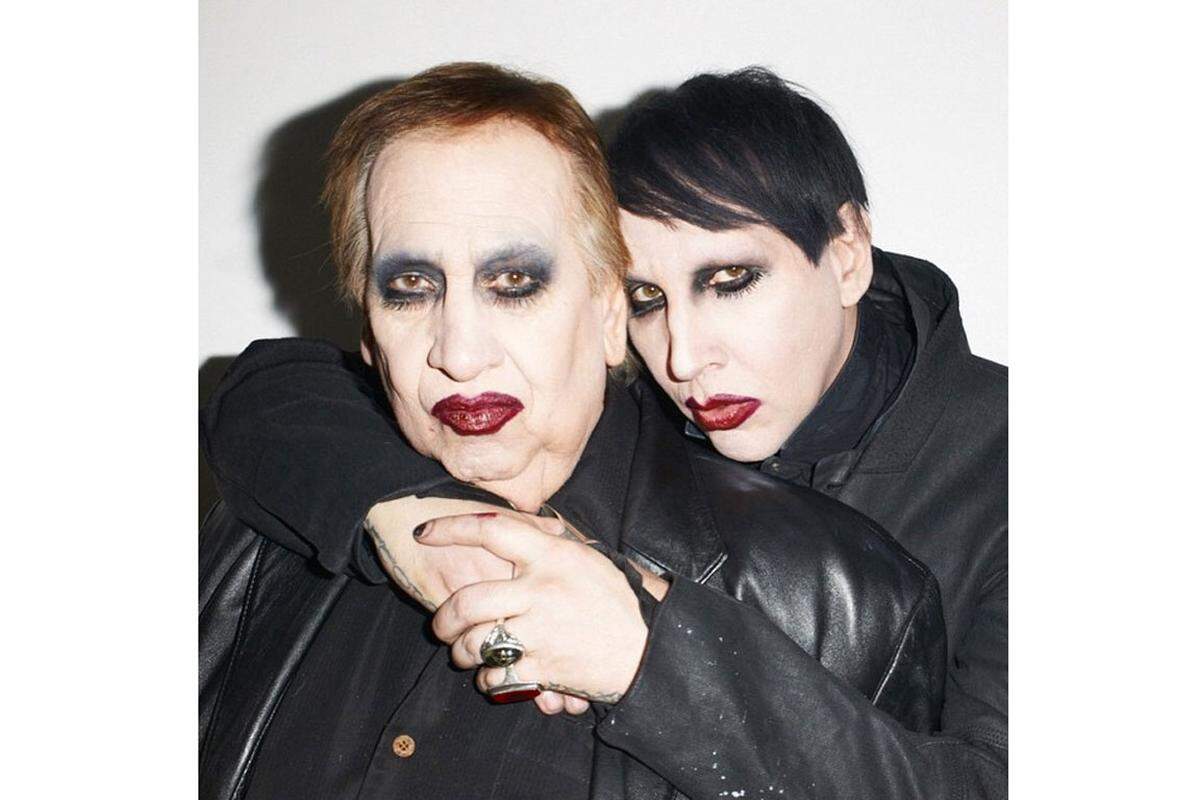 "Marilyn Manson und sein großartiger Vater!" - Der umstrittene Star-Fotograf Terry Richardson bestellte sich dieses Mal keine nackte Frau in sein Studio, sondern gab einen seltenen Einblick in den Stammbaum des Musikers Marilyn Manson. Auch ohne Make-up dürfte der Apfel hier nicht weit vom Stamm fallen.März, 2015