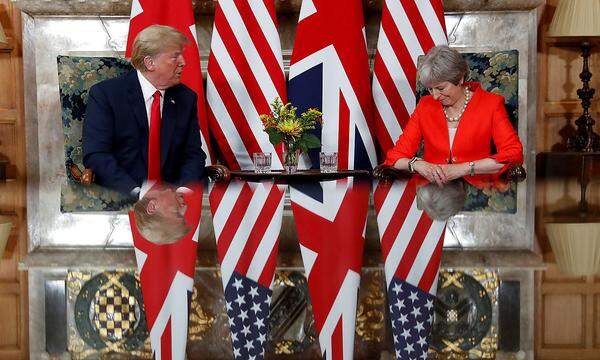Vor einem Lunch am Landsitz der Premierministerin in Chequers übte sich Trump dann wieder in sanften Tönen: Er und die Premierministerin hätten nie eine bessere Beziehung gehabt, sagte er. Was sich Theresa May dabei wohl dachte?
