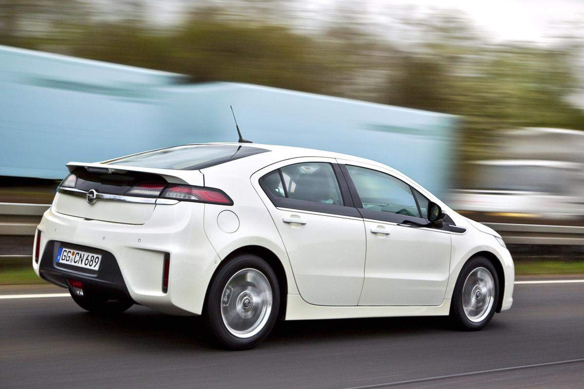 Der Ampera wird seit Februar 2012 an die Kunden ausgeliefert und hat einen Marktanteil von mehr als 21 Prozent. Im ersten Halbjahr 2013 wurden demnach in Europa 14.266 Stromautos verkauft, davon 1328 Ampera. Der Marktanteil lag laut Opel bei gut neun Prozent.