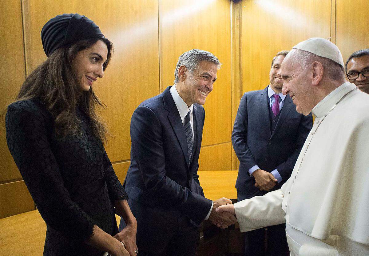 Amal und George Clooney sind den Umgang mit bekannten Persönlichkeiten jedenfalls gewohnt. Hier treffen sie Papst Franziskus im Vatikan.