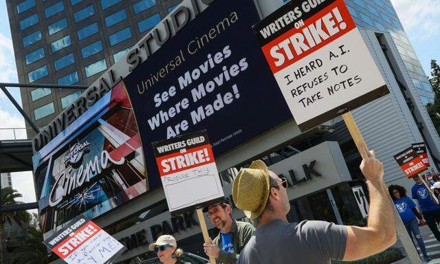 US-HOLLYWOOD-WRITERS-GO-ON-STRIKE-IN-LOS-ANGELES,-CALIFORNIA