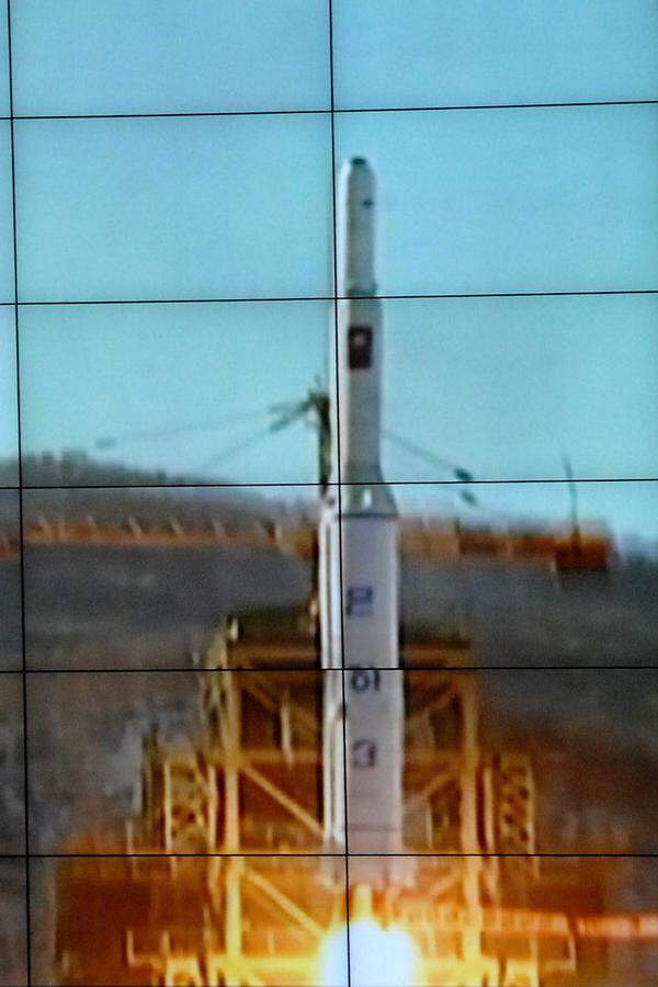 In der Nacht auf den 12. Dezember vermeldeten nordkoreanische Staatsmedien euphorisch: "Die zweite Version des Kwangmyongsong-3-Satelliten hob an Bord der Trägerrakete Unha-3 erfolgreich vom Sohae-Raumfahrtzentrum ab." Die USA, Südkorea und Japan verurteilten den Start. Sie sehen darin den verschleierten Test einer Interkontinentalrakete. Solche ballistische Raketen können einen atomaren Sprengkopf tragen.