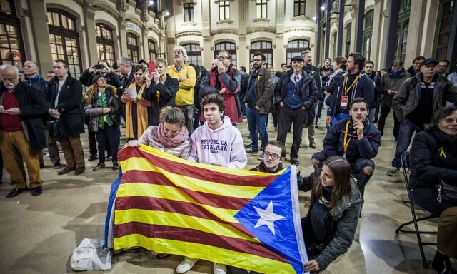 Wahl in Katalonien December 21 2017 Barcelona Catalunya Spain Supporters of Esquerra Republic