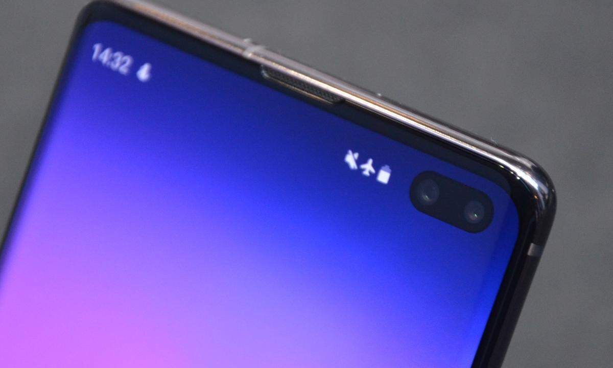 Beim Galaxy S10+ lachen einem sogar zwei Kameras auf der Frontseite entgegen. Dabei kommt die gleiche 10-Megapixel-Kamera mit einer Blende von f1.9 wie im S10 zum Einsatz. Zusätzlich kommt eine Super-Weitwinkel mit einer Blende von 2.2 zum Einsatz.  