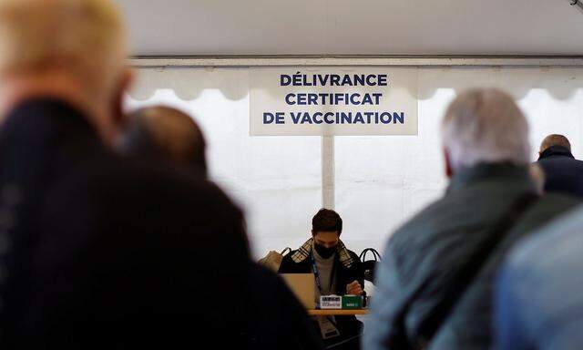 Anstehen für ein Impfzertifikat in einer Impfstraße in Nizza. Nicht alle Franzosen kamen legal zu ihrem Impfnachweis.