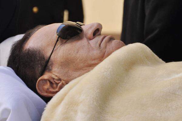 Mubarak hat im Prozess alle Vorwürfe zurückgewiesen. Wegen seines Gesundheitszustandes machte er seine Aussagen aus dem Krankenbett. Seine Söhne Alaa und Gamal, die ebenfalls angeklagt waren, werden freigesprochen.