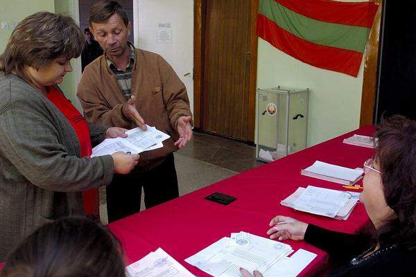 Im Jahr 2006 stimmte die Bevölkerung von Transnistrien mit einer überwältigenden Mehrheit von 97,1 Prozent für die Angliederung an Russland, zu dem aber keine gemeinsame Grenze besteht. Bild: Wahllokal im Jahr 2006